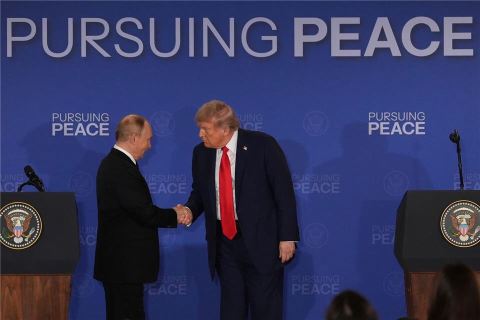 Die russische Führung sieht sich nach dem Gipfel bestätigt, dass Kampfhandlungen und Verhandlungen im Krieg parallel möglich sind.Jae C. Hong/AP/dpa