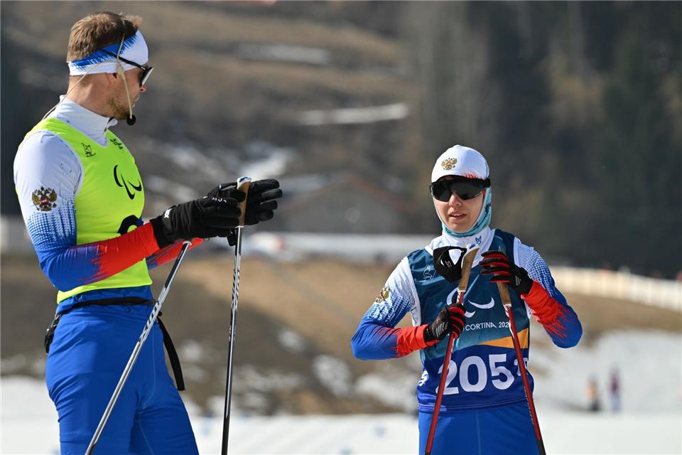 Die russische Goldmedaillengewinnerin Anastasija Bagijan mit ihrem Guide. Martin Schutt/dpa