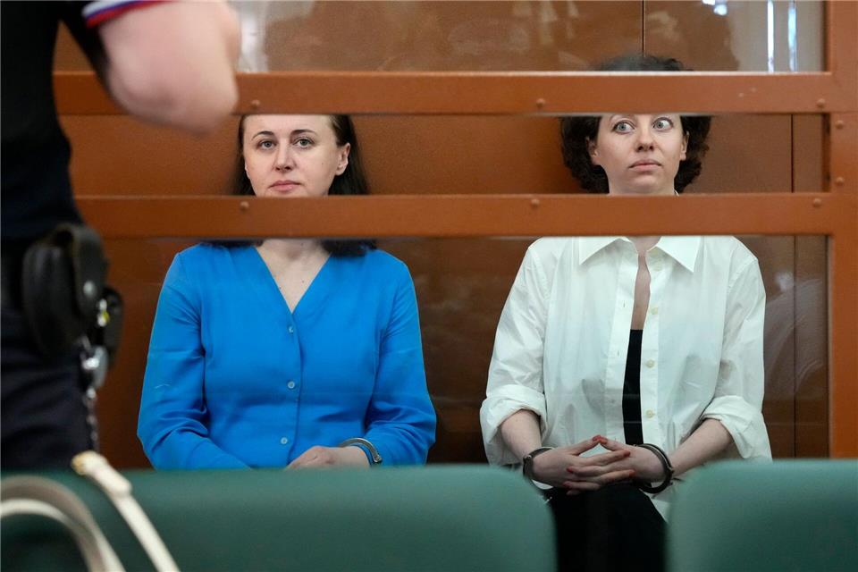 Die russische Justiz verurteilte zwei Theatermacherinnen wegen angeblicher Rechtfertigung von Terrorismus. (Archivbild)Alexander Zemlianichenko/AP/dpa
