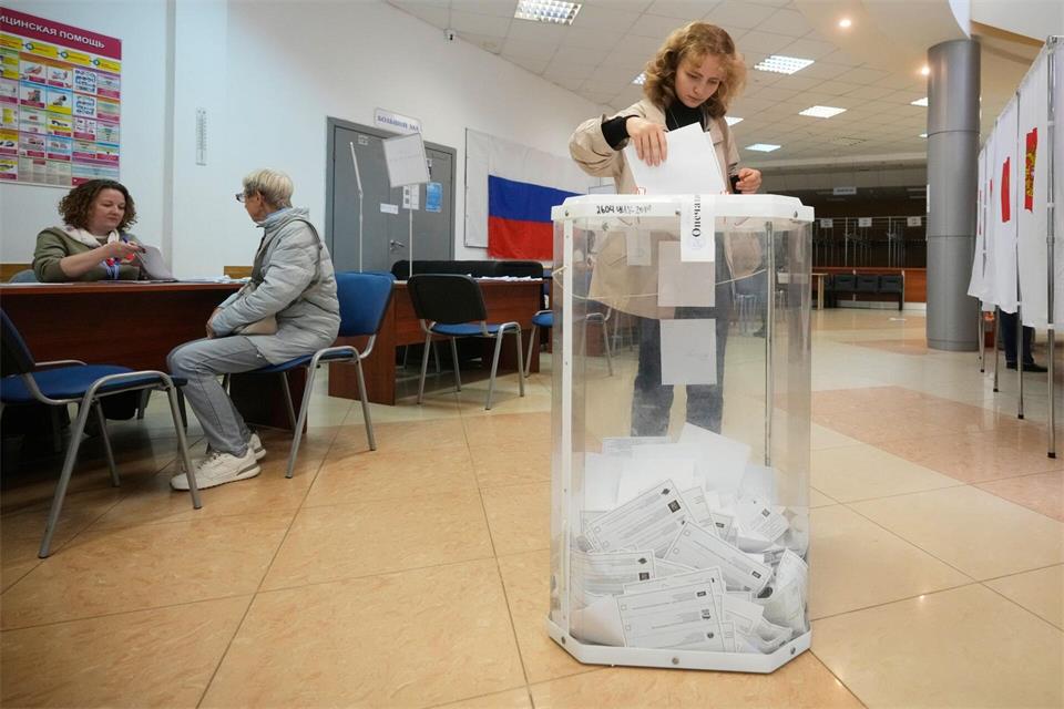 Die russischen Behörden ließen nur kremltreue Parteien zur Wahl zu.Pavel Bednyakov/AP/dpa