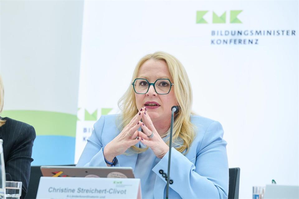Die saarländische Bildungsministerin Christine Streichert-Clivot (SPD) setzt mit der Reform auch Vorgaben der KMK um. (Archivbild) Annette Riedl/dpa