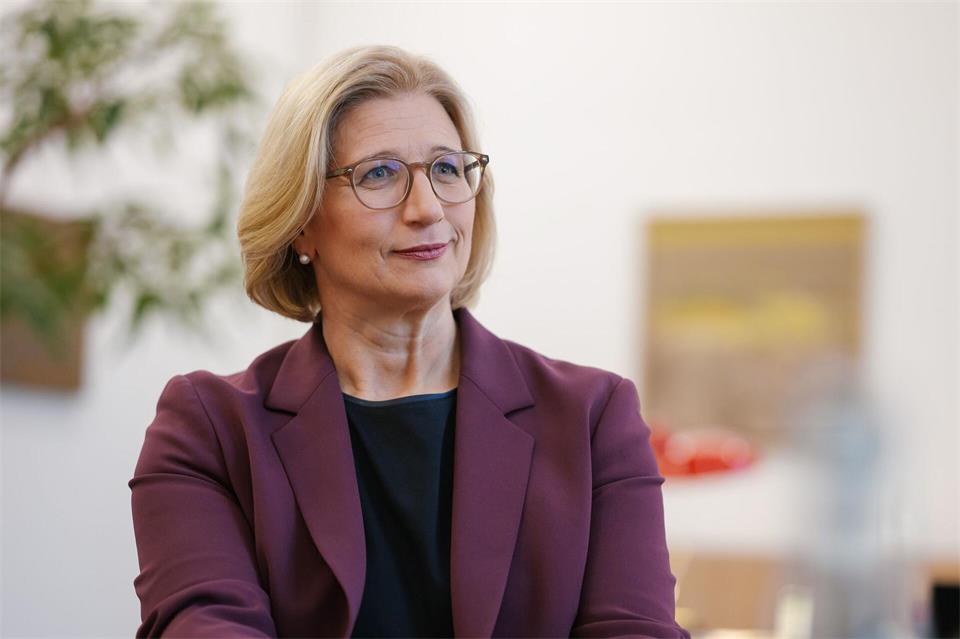 Die saarländische Ministerpräsidentin Anke Rehlinger will mit ihrer SPD-Regierung ein neues Gesetz zur Beamtenbesoldung verabschieden. (Archivbild) Oliver Dietze/dpa