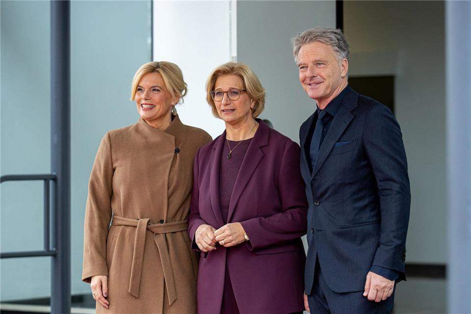 Promi-Paar Pilawa und Klöckner gemeinsam beim Einheitsfest Die saarländische Ministerpräsidentin und Bundesratspräsidentin Anke Rehlinger (SPD) (M.) begrüßt zum Tag der Deutschen Einheit in ihrem Land ein besonderes Paar: Bundestagspräsidentin Julia Klöckner (CDU) mit ihrem Lebensgefährten Jörg Pilawa. Pinter Laszlo/dpa