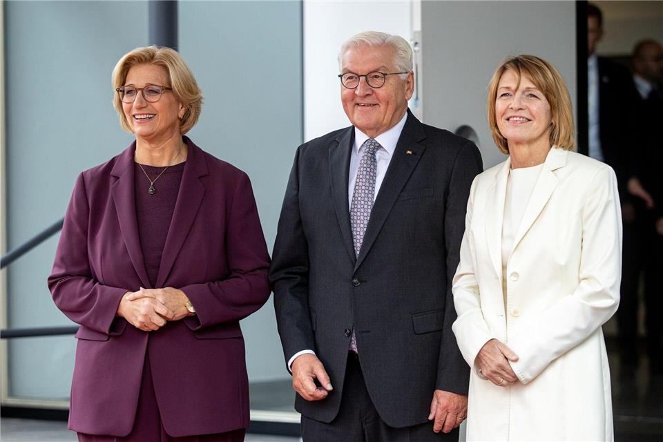 Die saarländische Ministerpräsidentin und Bundesratspräsidentin Anke Rehlinger (SPD, l.) empfing zum Tag der Deutschen Einheit auch Bundespräsident Frank-Walter Steinmeier und seine Frau Elke Büdenbender in Saarbrücken.Pinter Laszlo/dpa