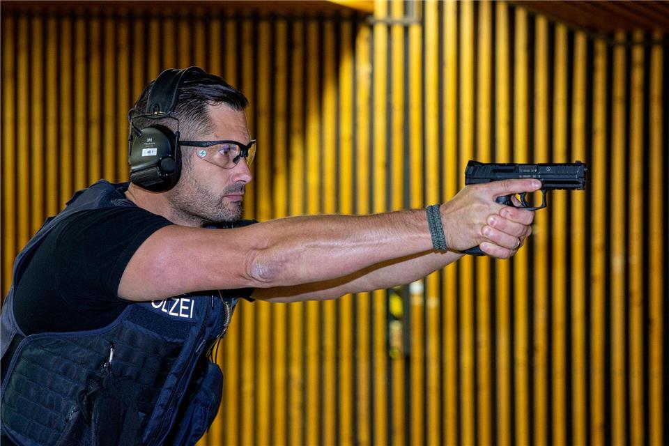 Mehr Schutz für saarländische Polizisten Die saarländische Polizei ist mit neuen Dienstwaffen ausgestattet worden. Laszlo Pinter/dpa