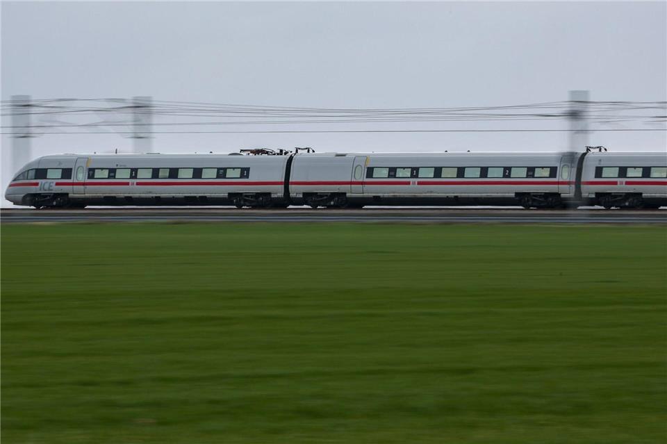 Die sachsen-anhaltische Linksfraktion drängt auf regelmäßige ICE-Verbindungen von Salzwedel und Magdeburg. (Archivbild)Jan Woitas/dpa