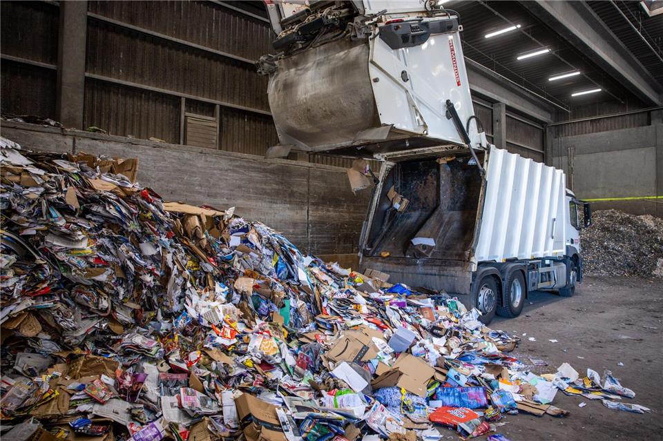 Die sächsische Bevölkerung hat 2024 deutlich weniger Hausmüll produziert als der durchschnittliche Bundesbürger. (Archivbild)Jens Büttner/dpa