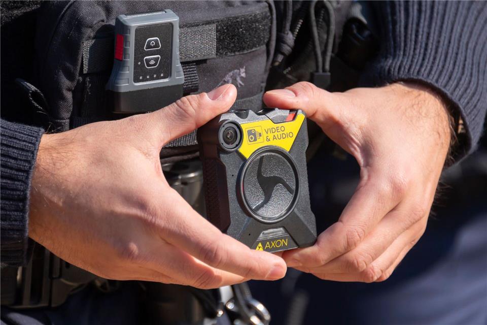 Die sächsische Polizei verwendet immer häufiger Bodycams. (Archivbild)Matthias Rietschel/dpa-Zentralbild/dpa