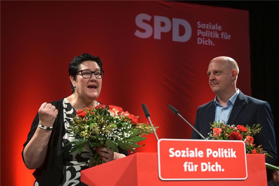 Die sächsische SPD-Spitze um Henning Homann und Kathrin Michel fordert, dass die neue Koalition schnell mit der Arbeit beginnt. (Archivbild)Heiko Rebsch/dpa