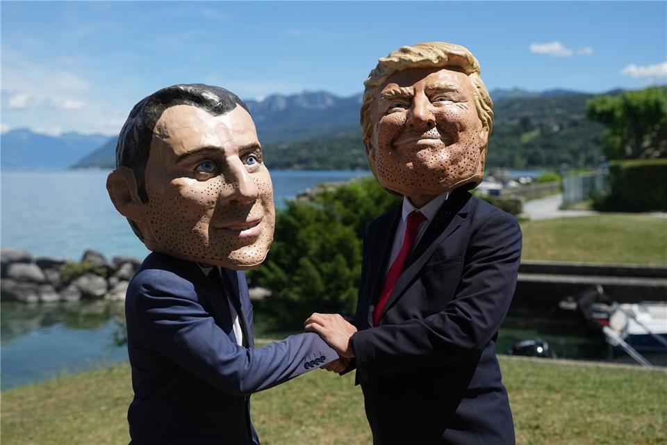 Die satirischen „Riesenköpfe“ der G7-Staats- und Regierungschefs von Oxfam, die den französischen Präsidenten Emmanuel Macron (l) und US-Präsident Donald Trump darstellen, stehen in Evian-les-Bains, im Vorfeld des G7-Gipfels, der vom 15. bis 17. Juni in Frankreich stattfinden soll.Thibault Camus/AP/dpa