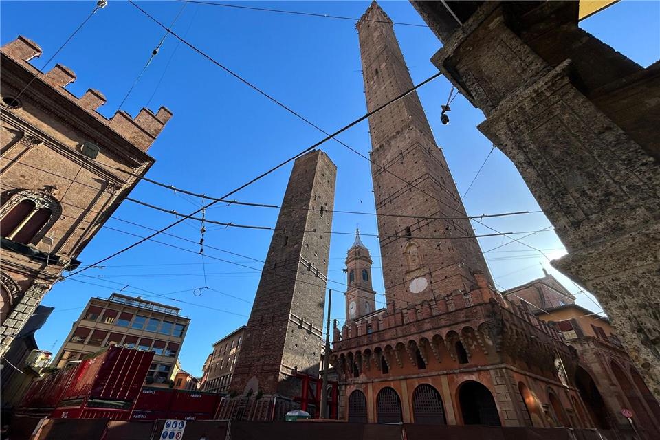 Die schiefen Türme von Bologna: Garisenda (l) und Asinelli.picture alliance/dpa