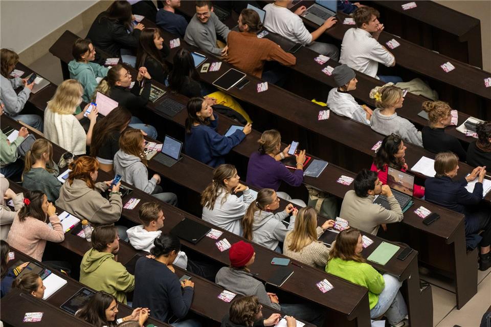 Die schlechte Finanzlage des Landes hat auch Auswirkungen auf die Hochschulen: Möglicherweise müssen in Berlin in Zukunft Studienplätze gestrichen werden. (Archivbild)Peter Kneffel/dpa