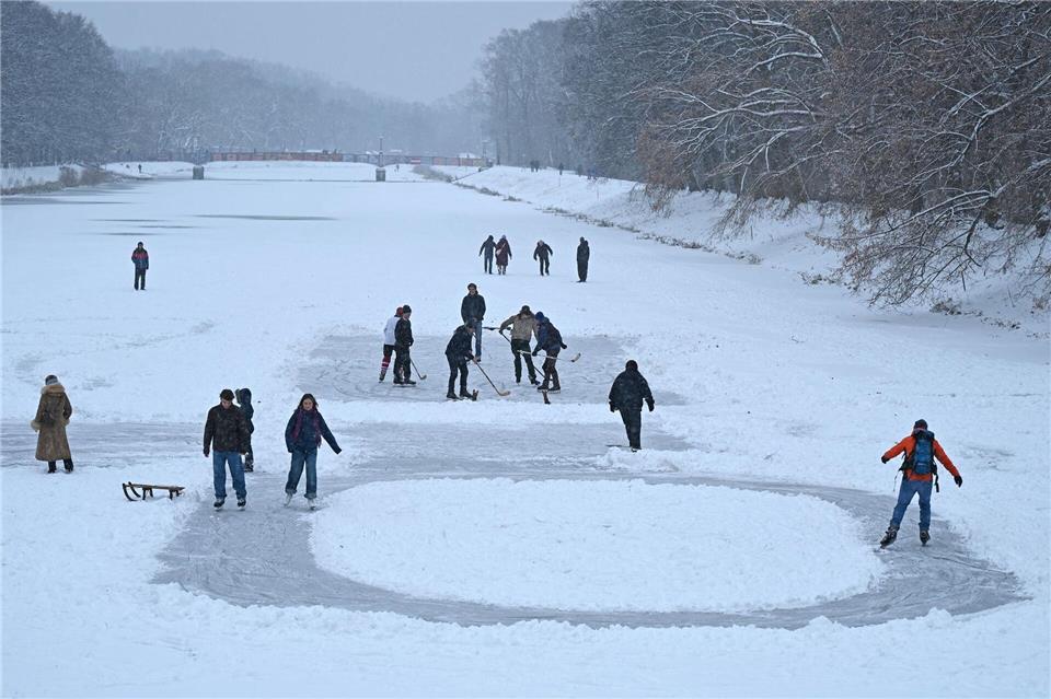 Die schönen Seiten des Winters: Schlittschuhlaufen in Leipzig. David Hammersen/dpa