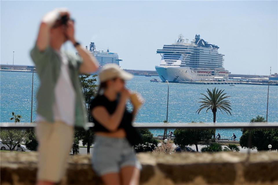 Die schönste Zeit des Jahres: Viele verbringen die auf einer Kreuzfahrt - doch wie bleibt man stets angemessen gekleidet?picture alliance/dpa