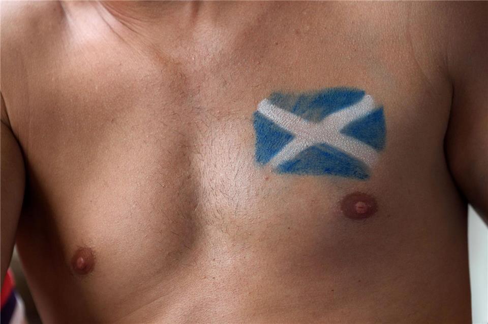Die schottische Flagge ist beim Spiel gegen Brasilien auf die Brust eines Fans gemalt.Nick Potts/PA Wire/dpa