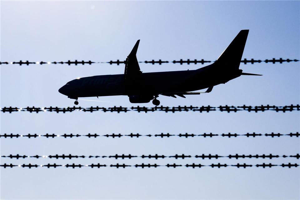 Die schwarz-grüne NRW-Landesregierung will mehr ausreisepflichtige Asylbewerber abschieben. (Symbolbild). Julian Stratenschulte/dpa