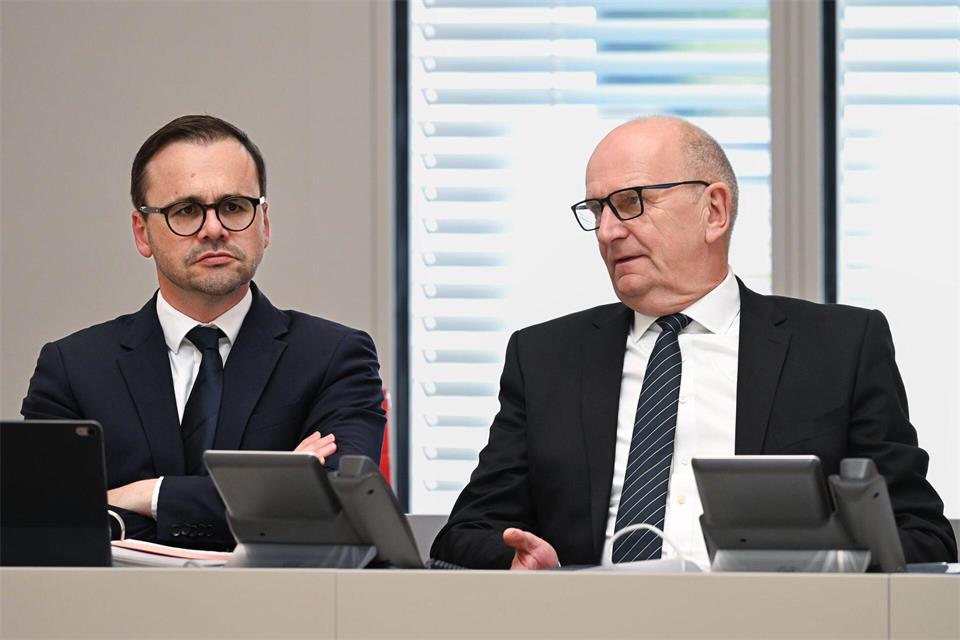Die schwarz-rote Koalition hat laut einer aktuellen Umfrage deutlich an Rückhalt verloren. (Archivbild) Soeren Stache/dpa