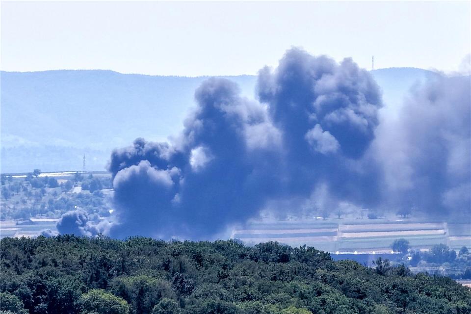 Die schwarze Rauchwolke war auch von Stuttgart aus zu sehen.Enrique Kaczor/dpa