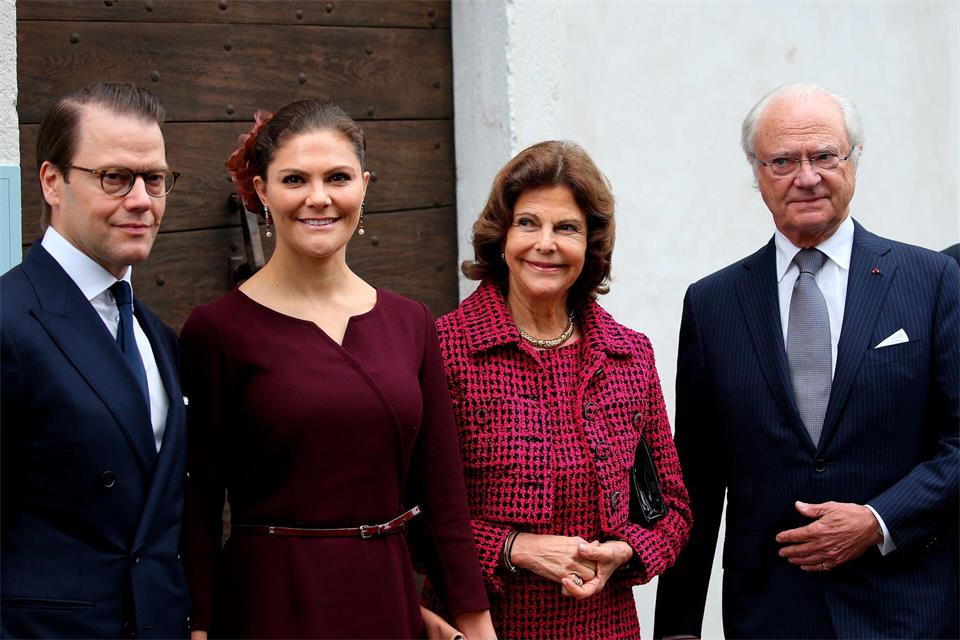 Die schwedische Königsfamilie - hier (v.l) Prinz Daniel, Kronprinzessin Victoria, Königin Silvia und König Carl XVI. Gustaf - kommt geschlossen zum Begräbnis nach Oslo. (Archivbild)Bob Edme/AP/dpa