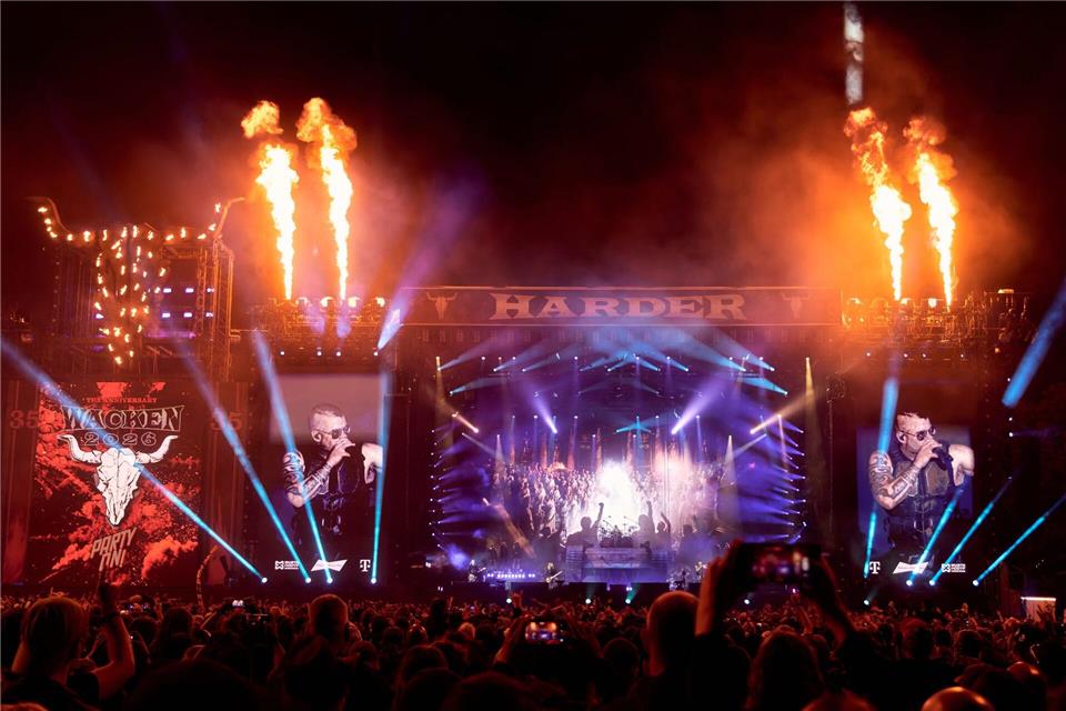 Die schwedische Power Metal-Band Sabaton steht beim Wacken Open Air auf der Bühne.Marcus Golejewski/dpa