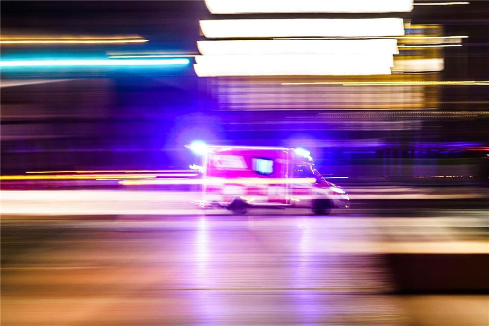 Die schwer verletzte Frau wurde in ein Krankenhaus gebracht. (Symbolbild) Frank Rumpenhorst/dpa