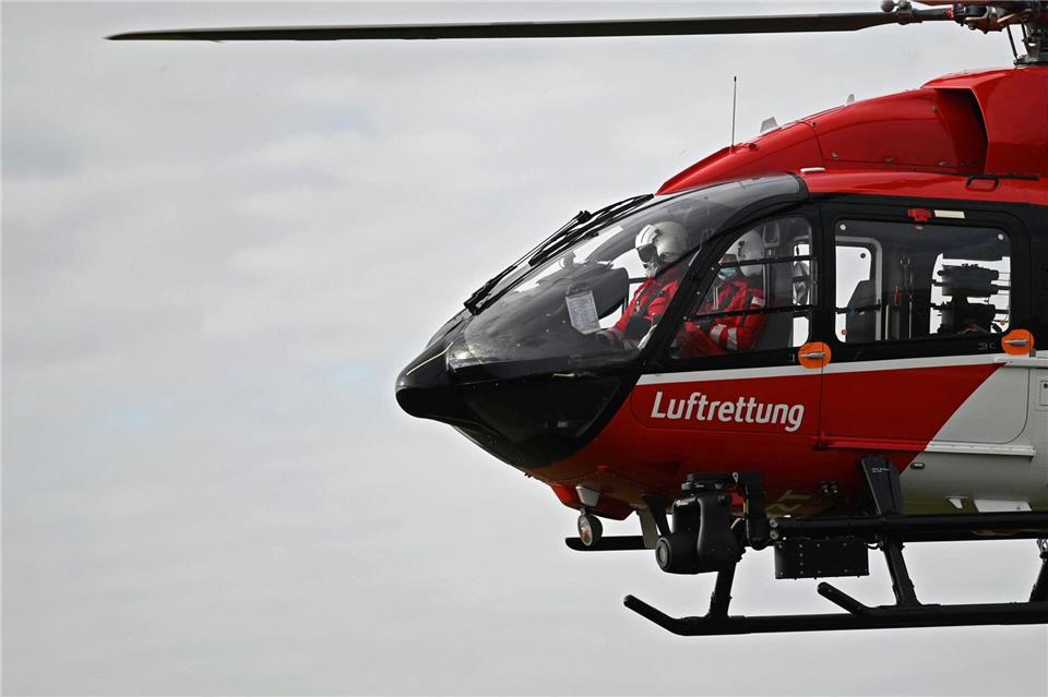 Die schwer verletzte Person aus dem Kleintransporter wurde per Hubschrauber in eine Klinik gebracht. (Symbolbild)Marijan Murat/dpa