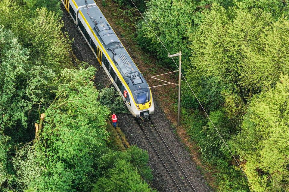 Die schweren Unwetter führen auch zu Behinderungen bei der Bahn.Jason Tschepljakow/dpa