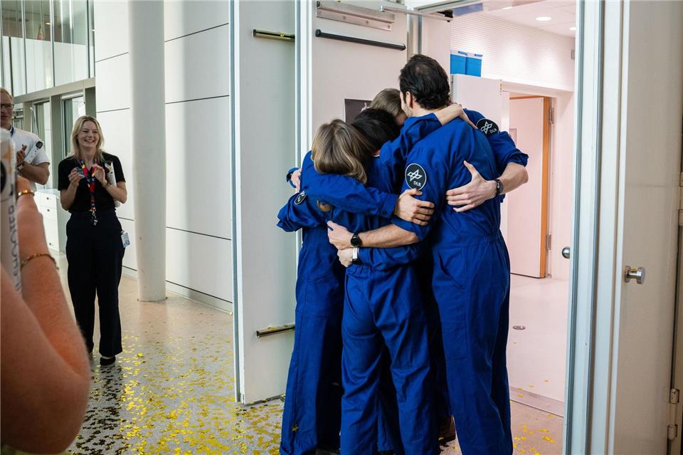Die sechs Testpersonen beim Verlassen der Simulationsanlage---/Deutsches Zentrum für Luft- und Raumfahrt e.V. (DLR)/dpa