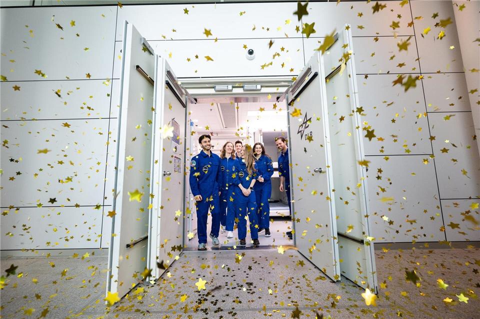 Die sechs Testpersonen verlassen nach 100 Tagen die Simulationsanlage.---/Deutsches Zentrum für Luft- und Raumfahrt e.V. (DLR)/dpa