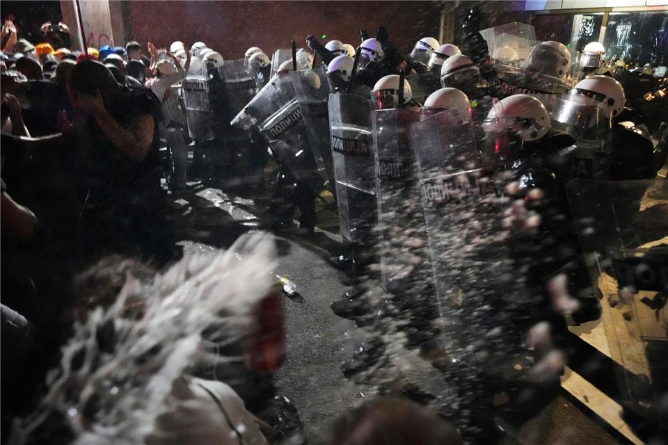 Proteste gegen Regierung und Polizeigewalt in Serbien Die serbische Polizei ging am Campus der Uni Novi Sad mit großer Härte gegen demonstrierende Bürger vor. (Archivbild)Darko Vojinovic/AP/dpa