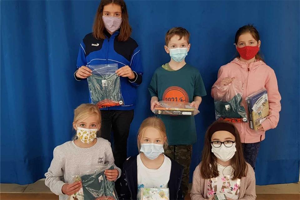 Die siegreichen Schüler freuen sich über die Preise.