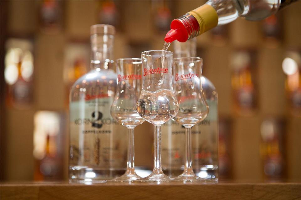 Die sinkende Nachfrage nach Alkohol macht dem Spirituosen-Hersteller Berentzen zu schaffen. (Archivbild)Friso Gentsch/dpa