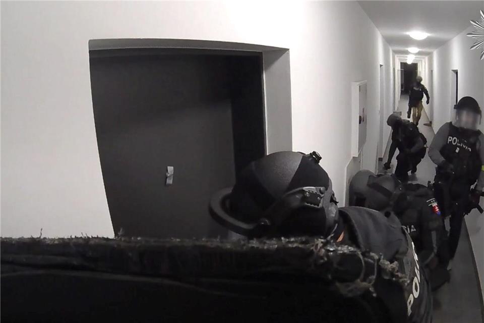 Die slowakische Polizei stürmt ein Appartement - hinter dieser Tür vermuteten sie den Ursprung vieler Schockanrufe. (Handout)-/Polizei Oberfranken/dpa