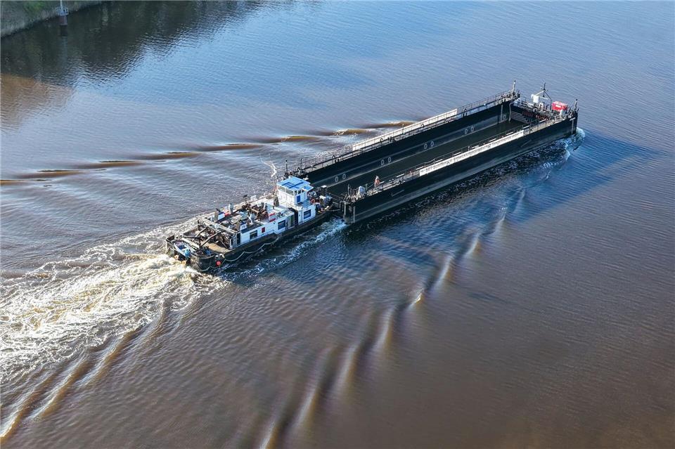 Die sogenannte Barge ist für den Transport des Wals durch die Ostsee in die Nordsee vorgesehen. (Archivbild)Bodo Marks/dpa
