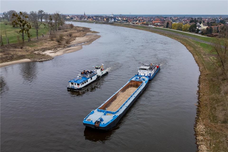 Die sogenannte Geschiebezugabe soll den Grundwasserspiegel in den Auen stabilisieren.Hendrik Schmidt/dpa