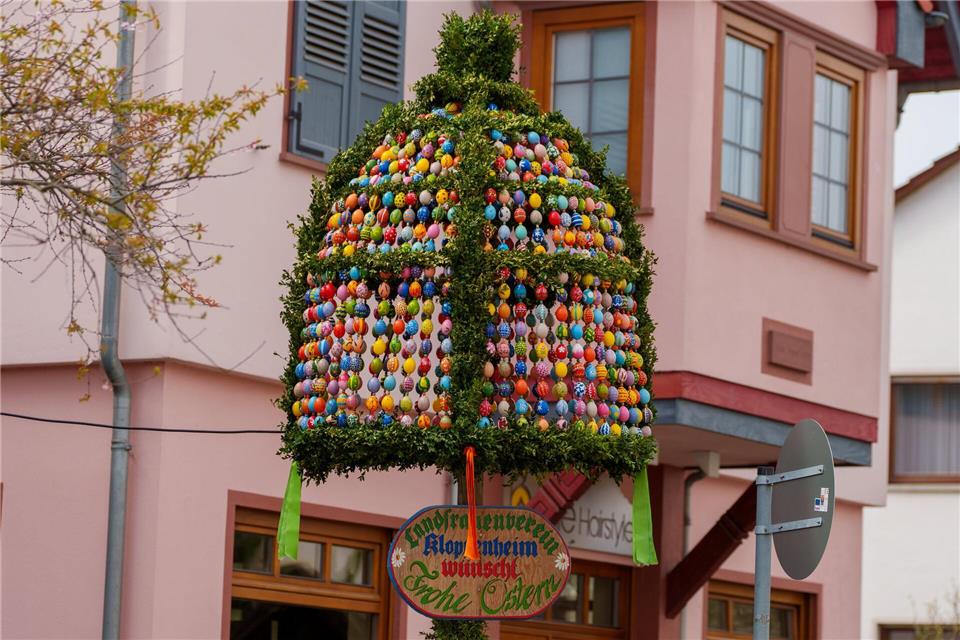 Die sogenannten Osterbrunnen sind in ganz Hessen zu finden. (Archivbild)Andreas Arnold/dpa