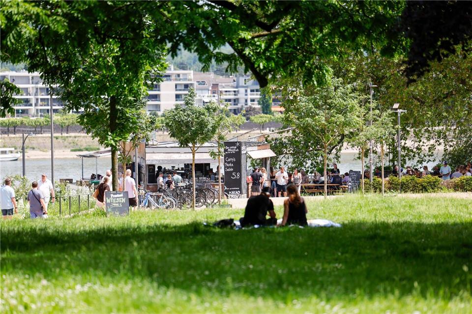 Die sommerlichen Temperaturen locken die Menschen auch den Rest der Woche nach draußen ins Grüne. Thomas Banneyer/dpa