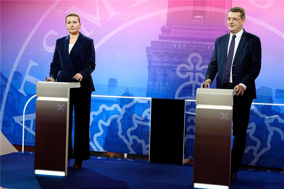 Die sozialdemokratische Regierungschefin Mette Frederiksen (l) wird vom der rechtsliberalen Verteidigungsminister Troels Lund Poulsen (r) herausgefordert. (Archivbild)Mads Claus Rasmussen/Ritzau Scanpix/AP/dpa