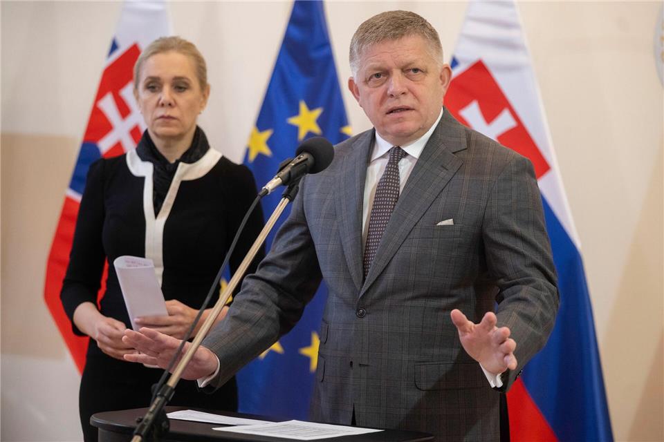 Die sozialdemokratische Wirtschaftsministerin Denisa Sakova und der linkspopulistische Ministerpräsident Robert Fico hatten die unterschiedlichen Treibstoffpreise für In- und Ausländer bisher verteidigt. (Archivbild)Martin Baumann/TASR/dpa