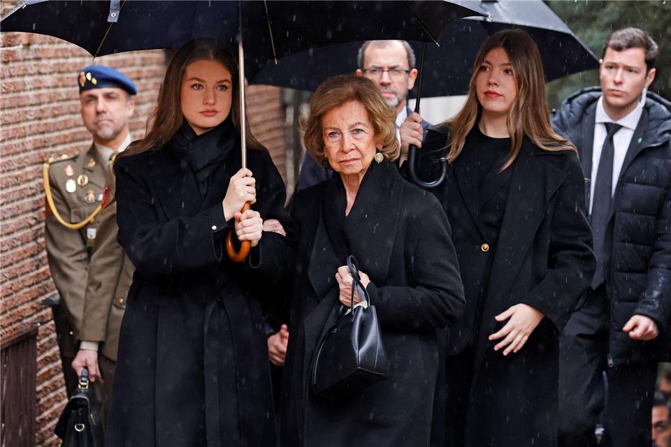 Die spanische Königsfamilie hat bei einer Trauerfeier Abschied von Irene von Griechenland, der Schwester der spanischen Altkönigin Sofía, genommen. José Ruiz/EUROPA PRESS/dpa