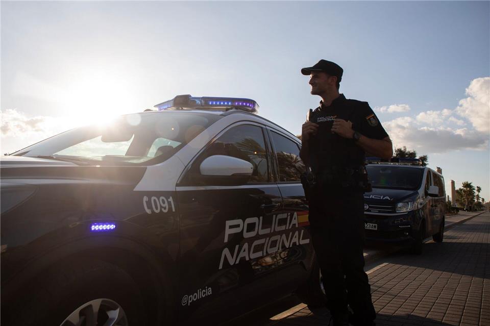 Die spanische Polizei hat eine internationale operierende Bande zerschlagen, die von Spanien aus synthetische Drogen nach Nordafrika schmuggelte und von dort auf der Rückfahrt Migranten nach Spanien brachte.Clara Margais/dpa