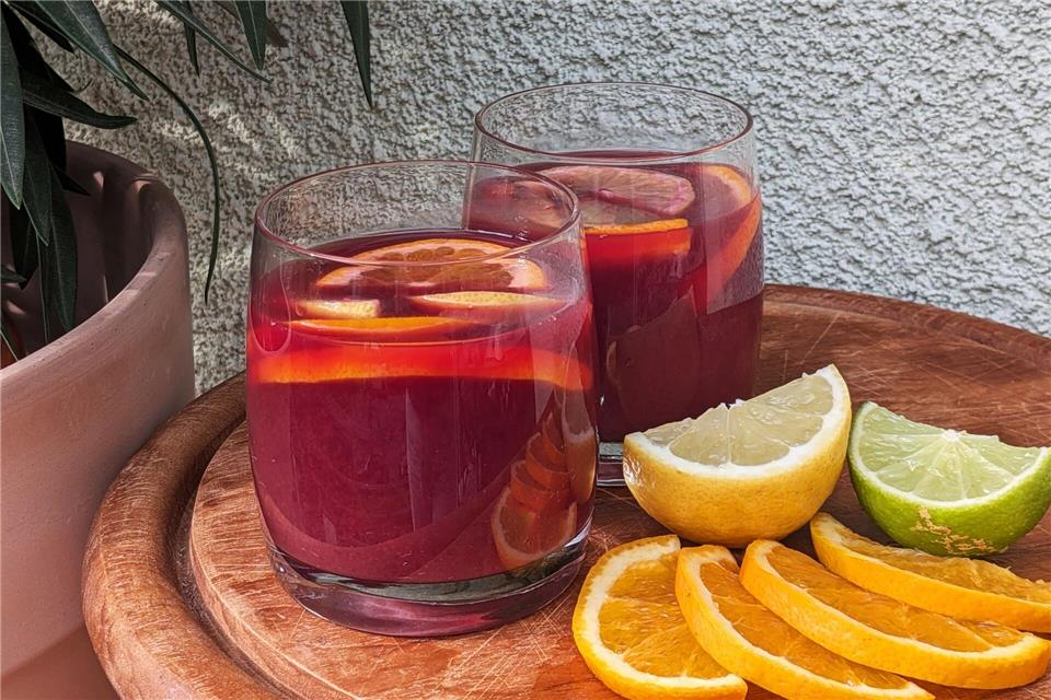 Die spanische Sangria wird aus Rotwein, Apfel, Limetten, Nektarinen und einem Hauch Cointreau gemacht.Doreen Hassek/hauptstadtkueche.blogspot.com/dpa-tmn