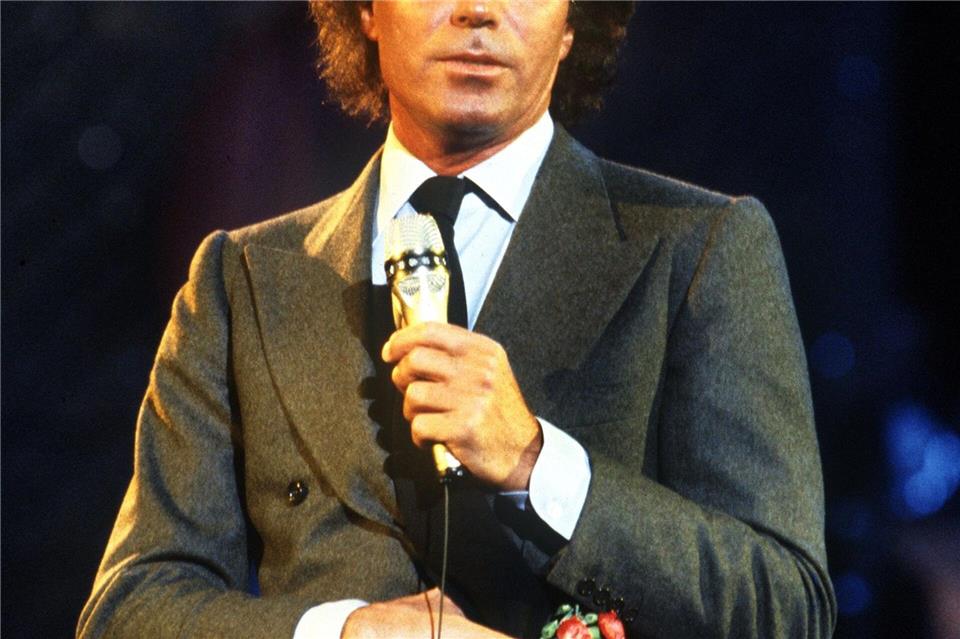 Die spanische Staatsanwaltschaft hat Ermittlungen gegen Julio Iglesias eingestellt, weil sie nicht zuständig sei. Der spanische Sänger hatte die gegen ihn erhobenen Vorwürfe vehement zurückgewiesen. (Archivfoto)Martin Athenstädt/dpa