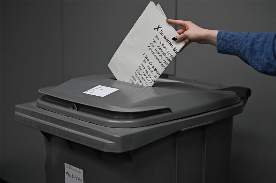 Die städtischen Mitarbeiterinnen und Mitarbeiter müssen vielerorts Stimmzettel auszählen. (Symbolbild)Michael Brandt/dpa