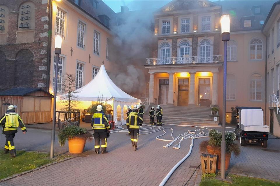 Im Hotel Schloss Velen ruht nach dem Brand der Betrieb Die stark Rauchentwicklung hat das ganze Hauptgebäude beeinträchtigt.