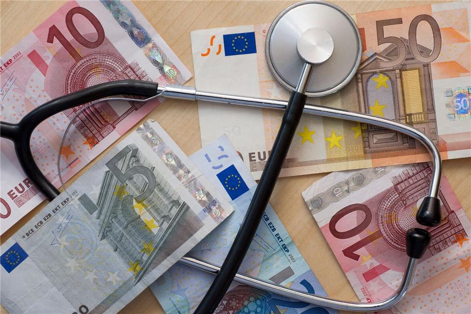 Die stark steigenden Gesundheitsausgaben sollen unter Kontrolle kommen. (Archivbild) picture alliance / ZB