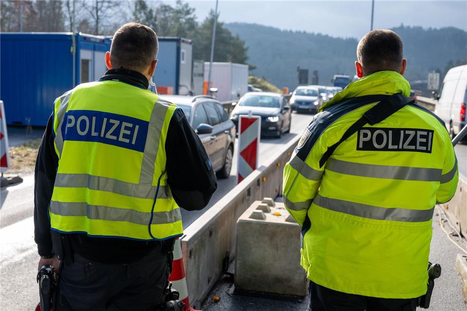 Wie eine Grenzregion mit verlängerten Kontrollen umgeht Die stationäre Kontrollstelle an der A64 aus Luxemburg ist rund um die Uhr besetzt (Archivbild)Harald Tittel/dpa