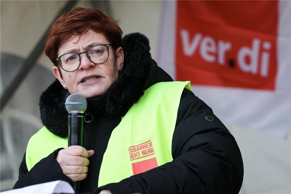 Die stellvertretende Bundesvorsitzende von Verdi, Behle, spricht während einer Versammlung in Hamburg. Christian Charisius/dpa