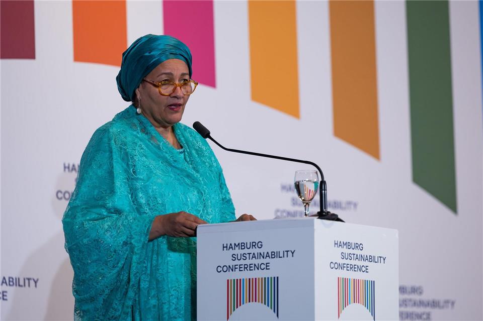 Die stellvertretende Generalsekretärin der Vereinten Nationen, Amina J. Mohammed, warnt, bereits erzielte Fortschritte drohten in einem Tsunami geopolitischer Krisen hinweggefegt zu werden. Ulrich Perrey/dpa