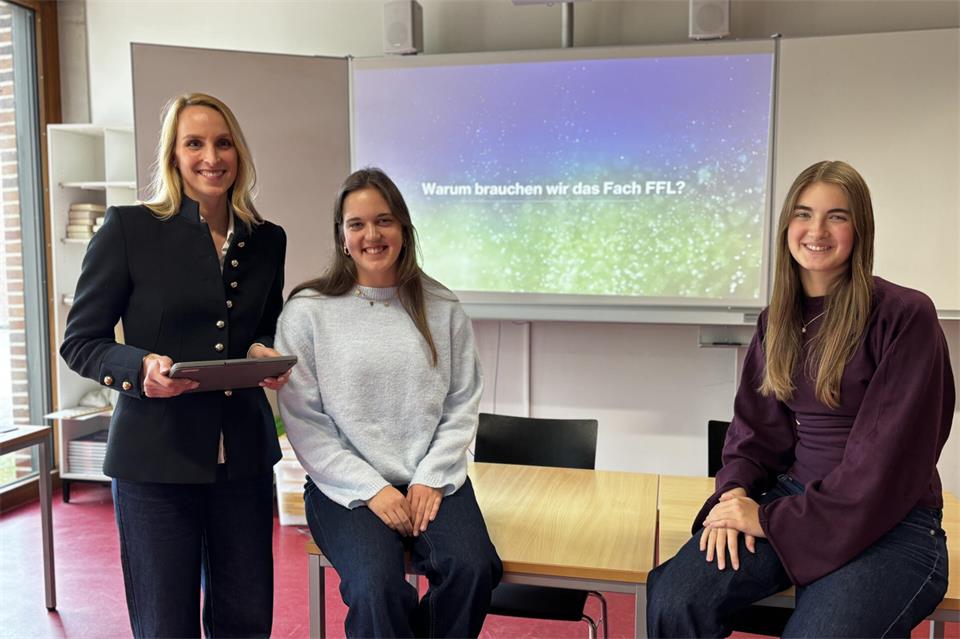Die stellvertretende Schulleiterin Kristin Lisowski (links) und die Schülerinnen Charlotte Nolden und Irina Luca (rechts) haben viel Positives über das neue Schulfach zu berichten.